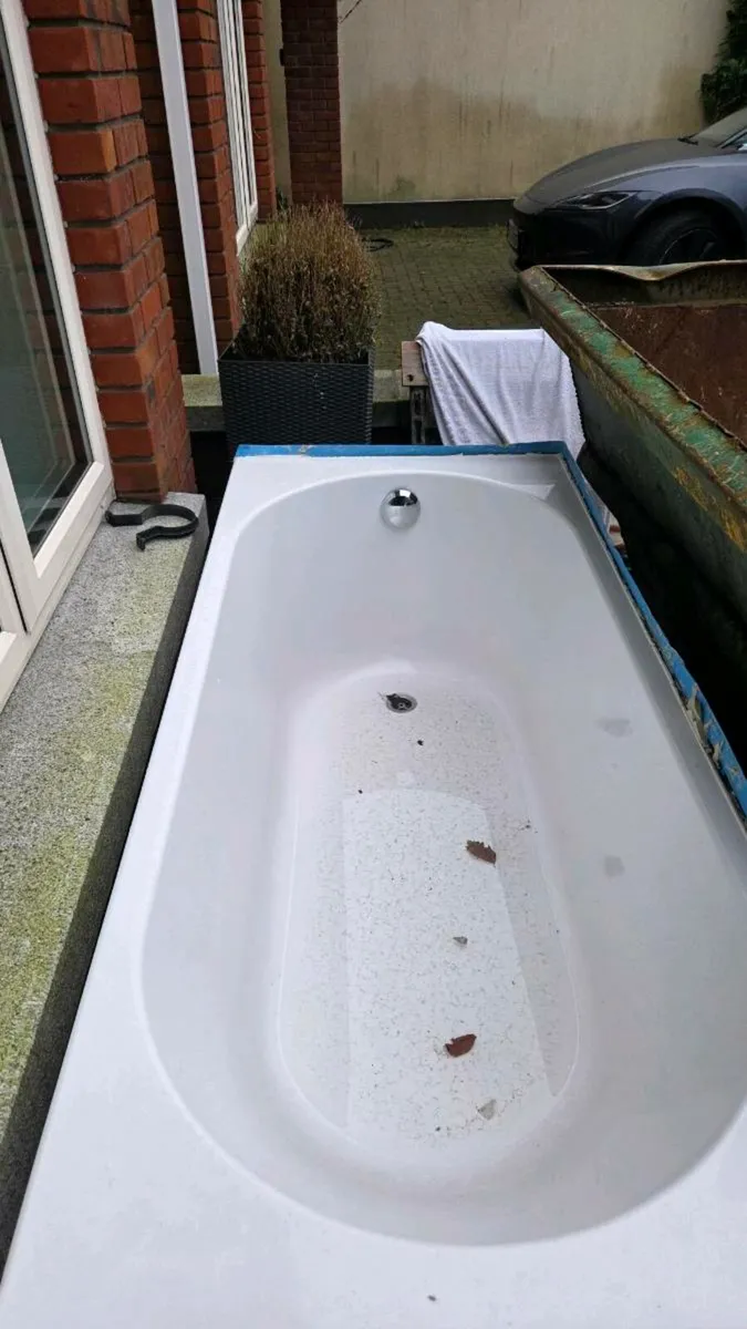 Villeroy and Boch bath with tap - Image 1