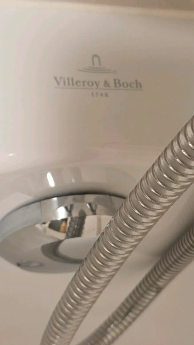 Villeroy and Boch bath with tap - Image 2