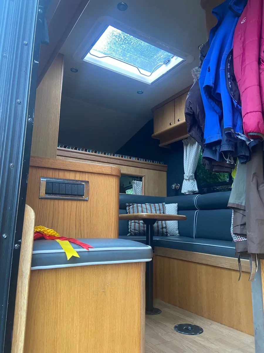 Oakley Horsebox - Image 4