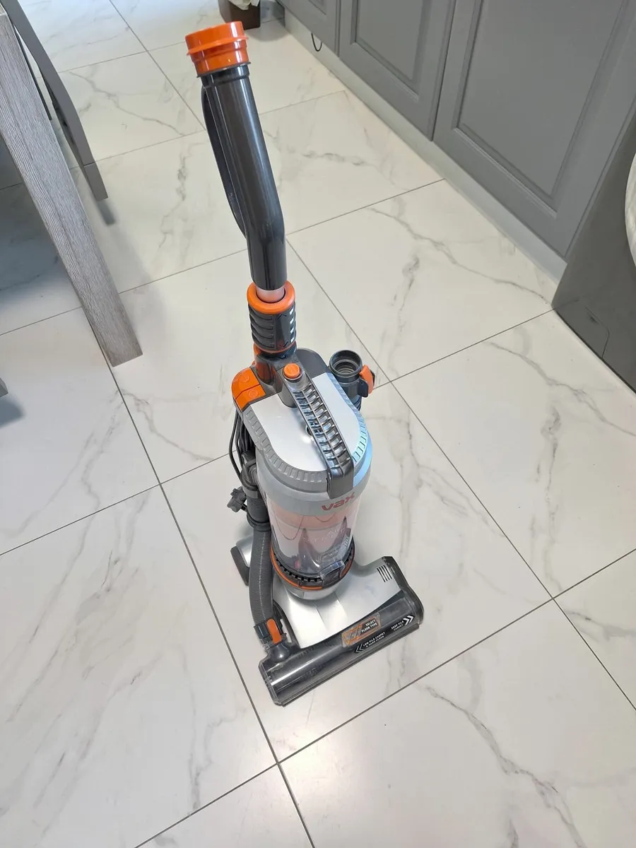 VAX Air Stretch Upright Bagless Vacuum Cleaner - Image 1