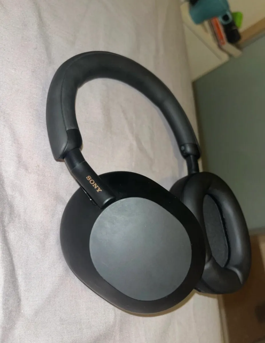 Sony WH-1000XM5 noise cancelling headphones black - Image 1