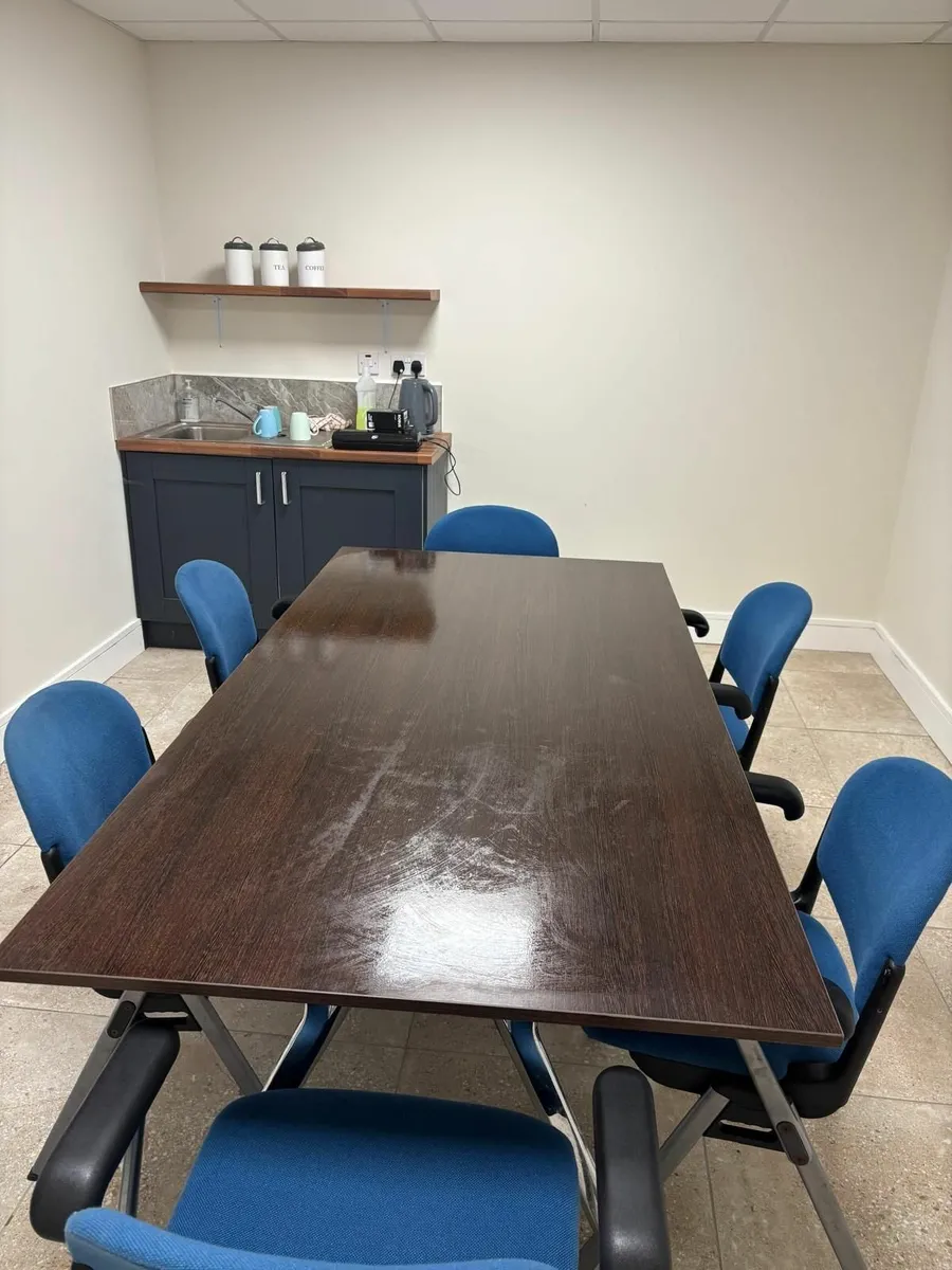 Table and chairs - Image 1