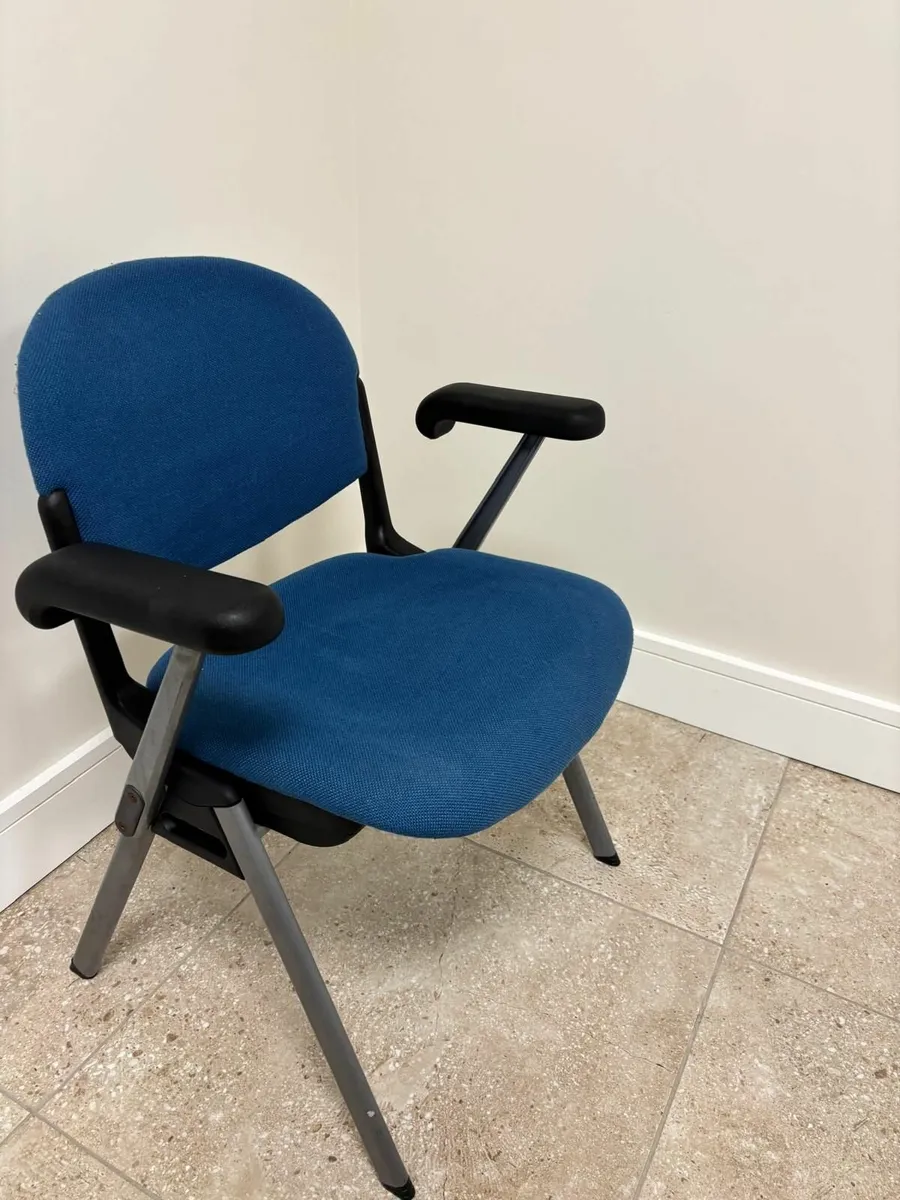 Table and chairs - Image 2