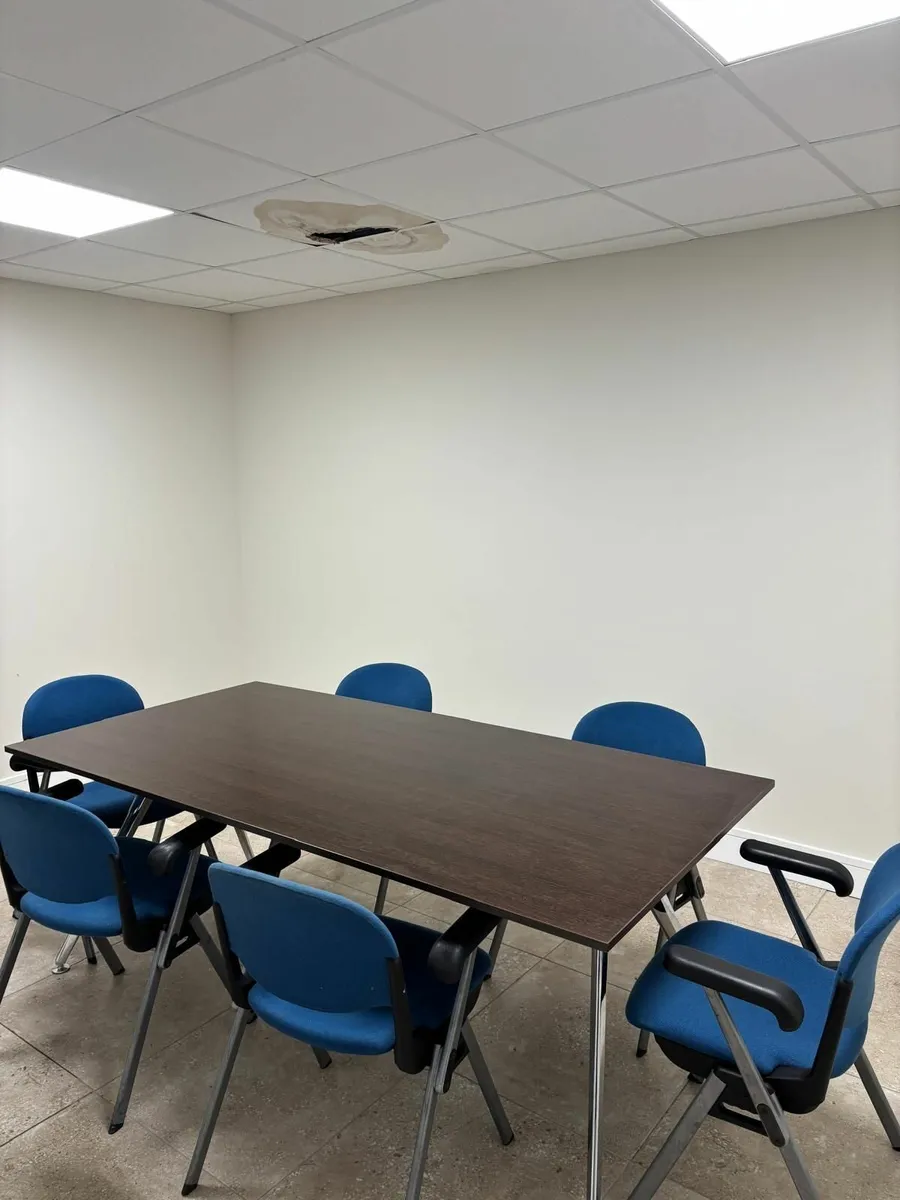 Table and chairs - Image 4