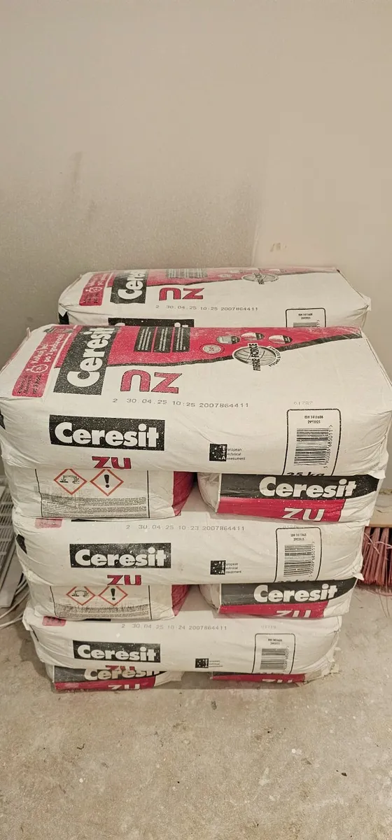 External insulation adhesive and first coat - Image 1