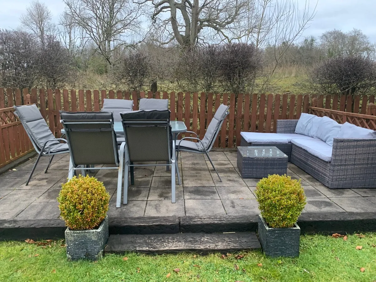 Outdoor furniture - Image 1