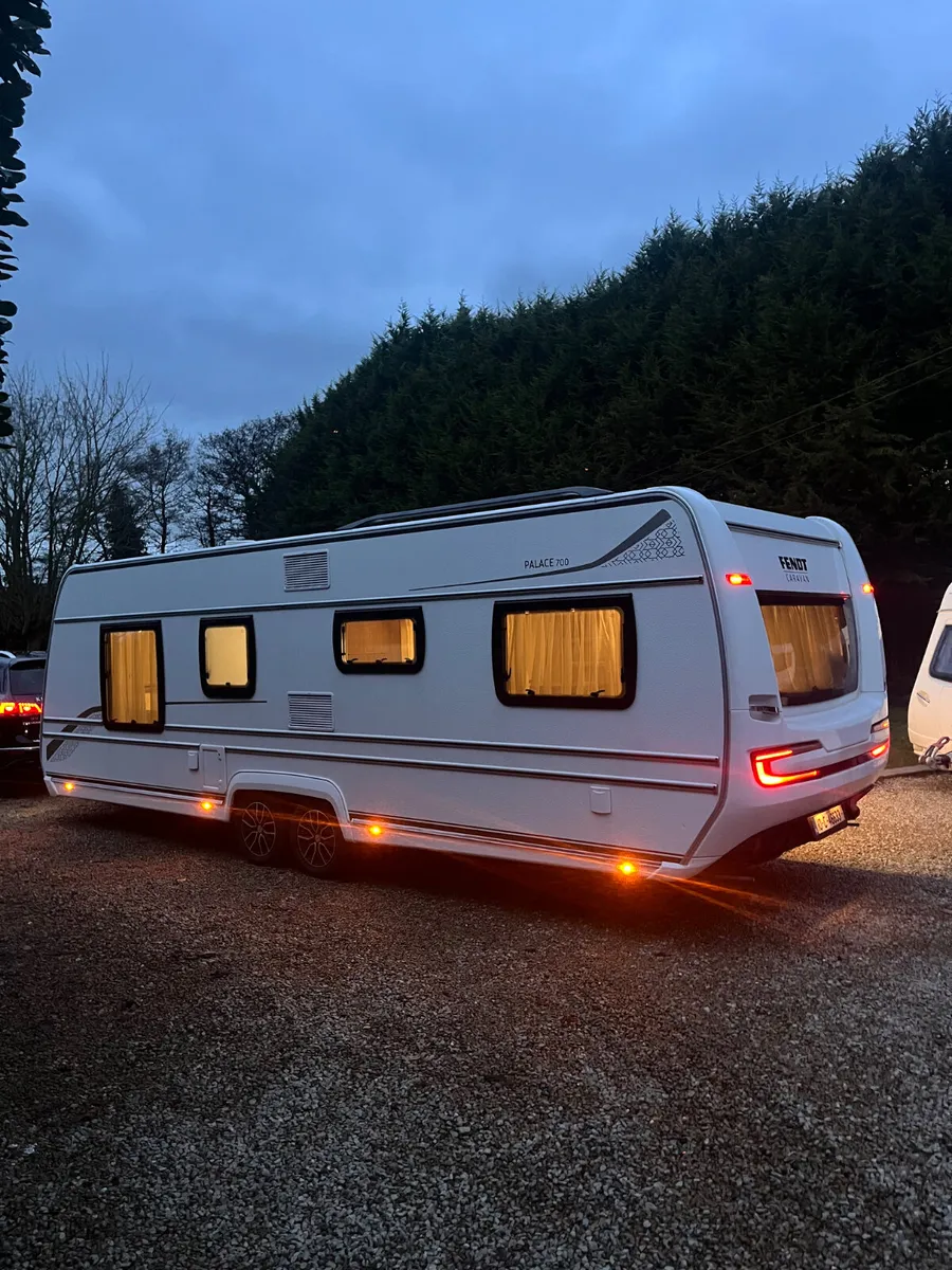 2022 Fendt Palace 700 Caravan - Image 4