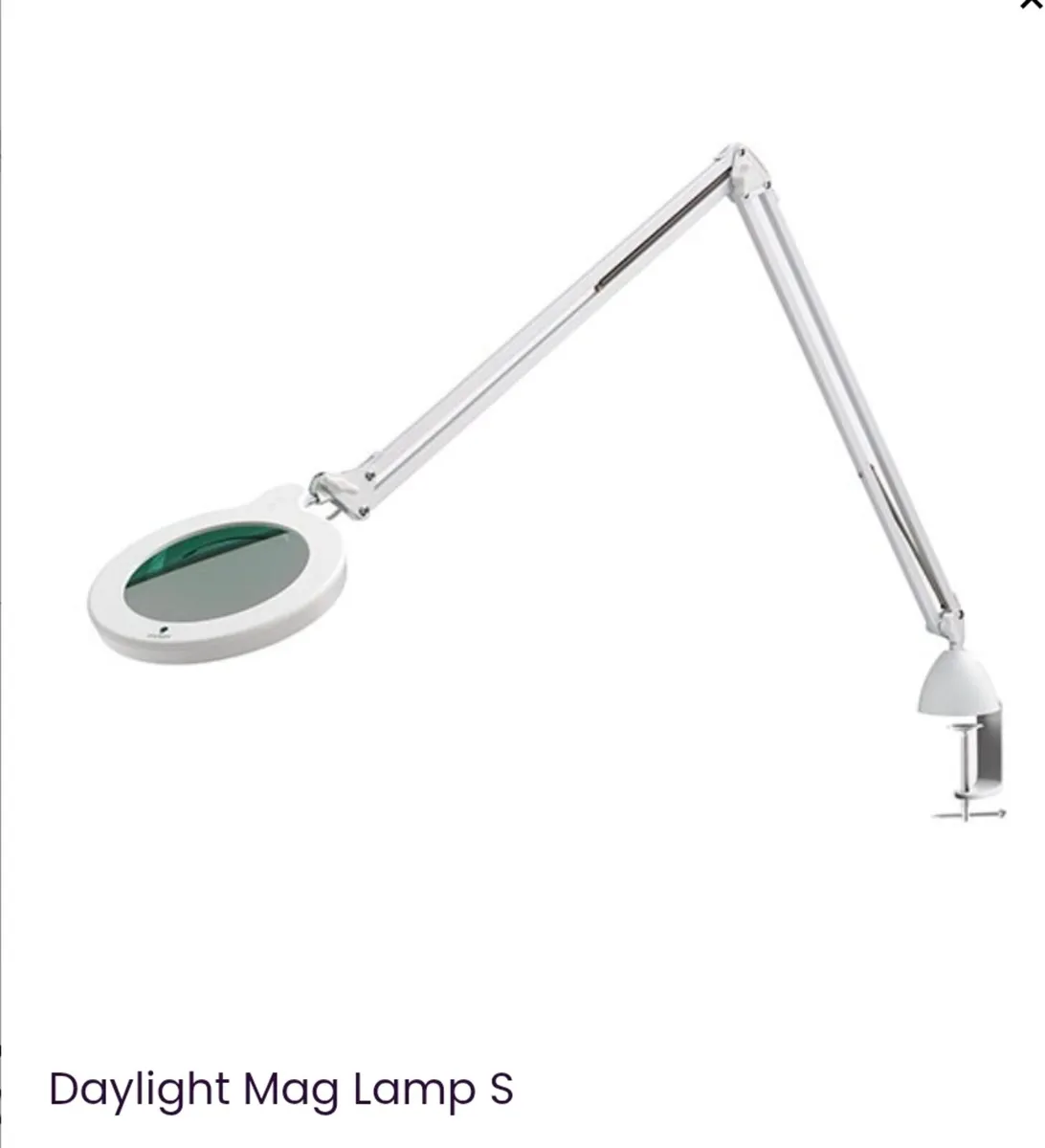 Daylight Mag lamp (beauty salon)