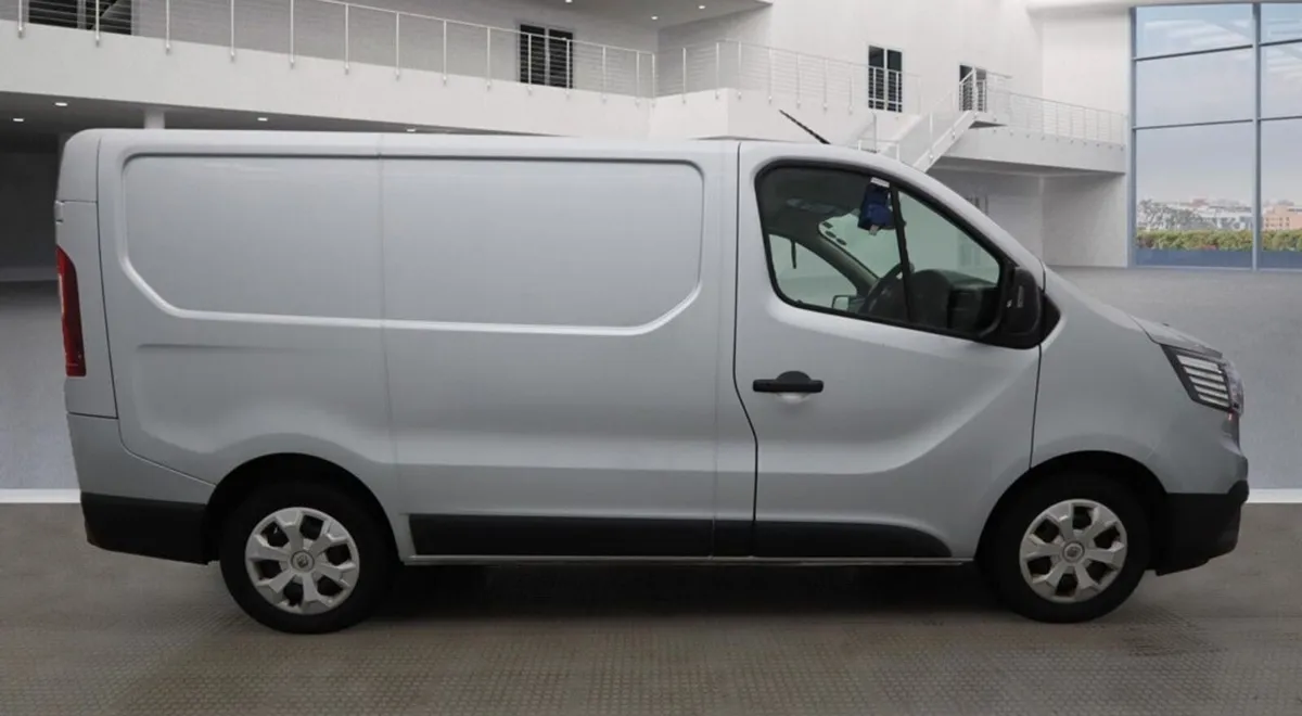 2023 Renault Trafic Low Roof Panel Van - Image 2