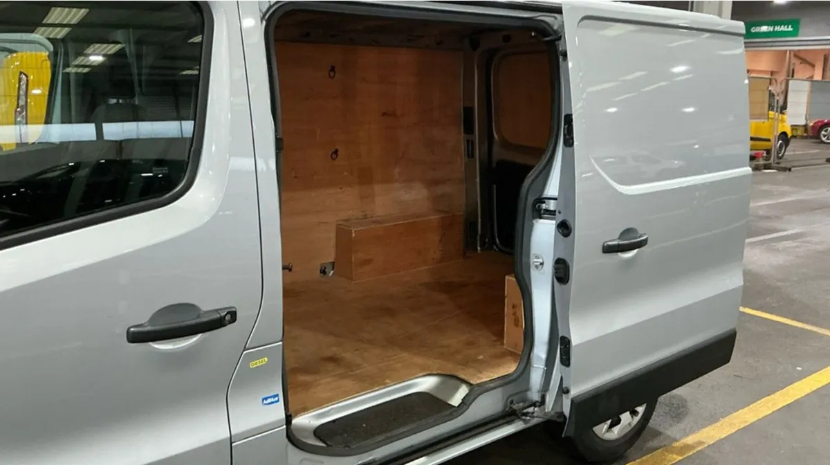 2023 Renault Trafic Low Roof Panel Van - Image 4