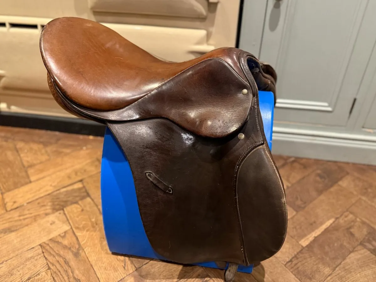 Johs Stubben Krefeld Jumping Saddle 17.5 Inches - Image 1