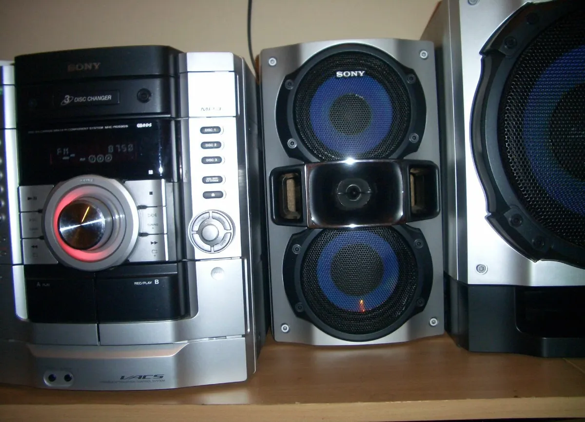 SONY 3 CD STEREO SYSTEM - Image 4