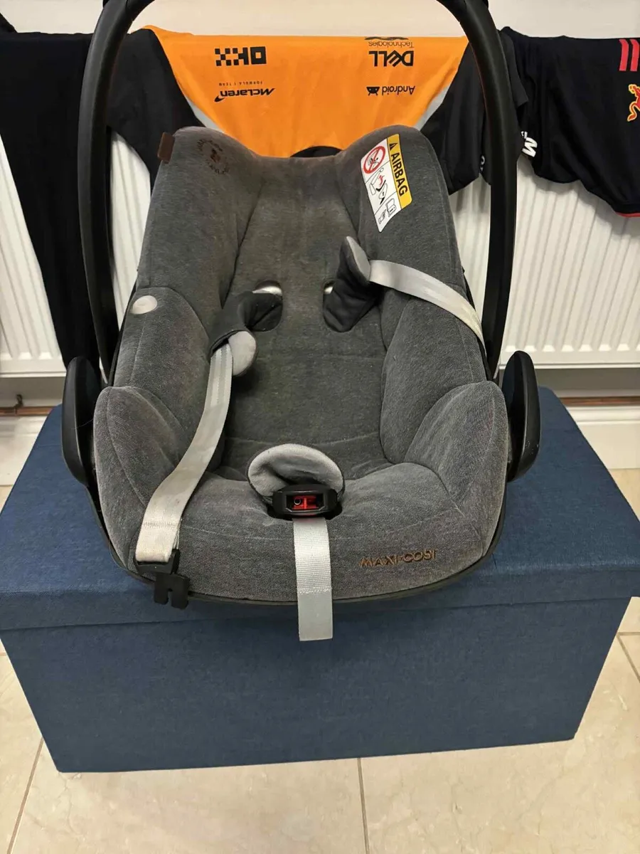 Maxi-Cosi FamilyFix3 with ISOFIX base - Image 1