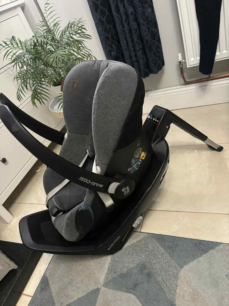 Maxi-Cosi FamilyFix3 with ISOFIX base - Image 2