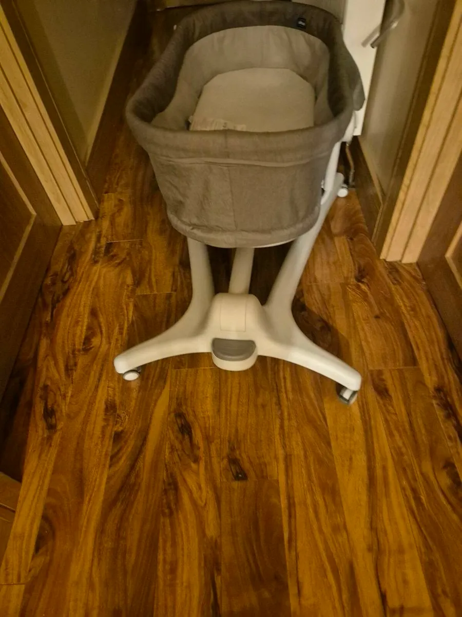 Chicco 4 in 1 crib - Image 1