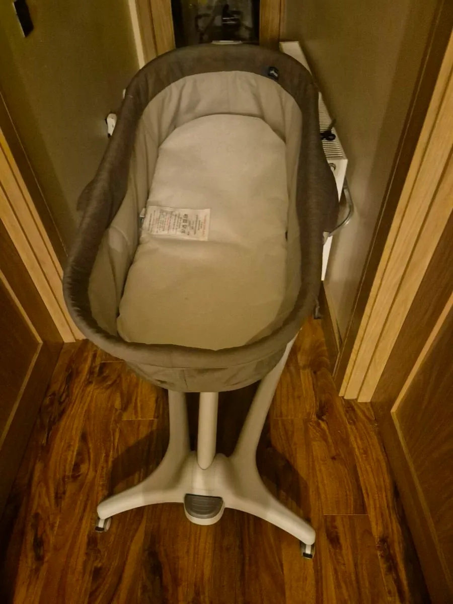 Chicco 4 in 1 crib - Image 3