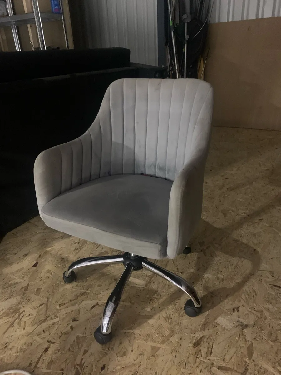 Chairs and tables - Image 1