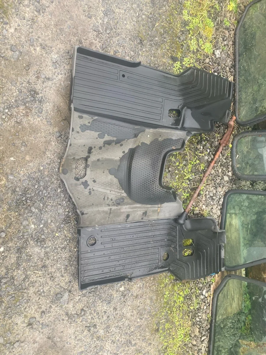 Ford cab glass - Image 2