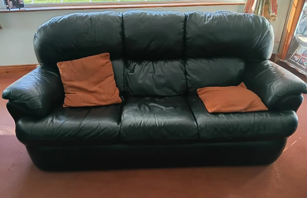 3 seater leather couch and 2 recliner armchairs. - Image 1