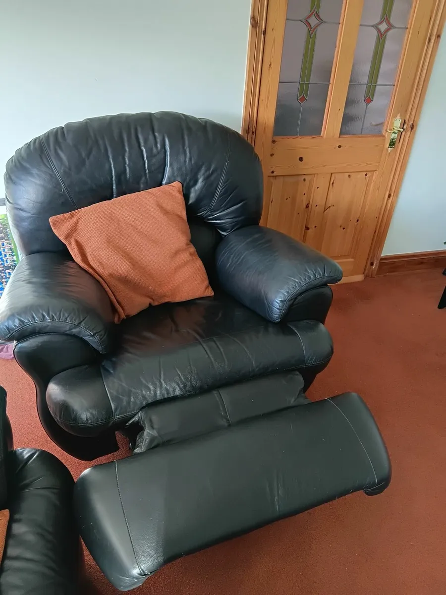 3 seater leather couch and 2 recliner armchairs. - Image 2