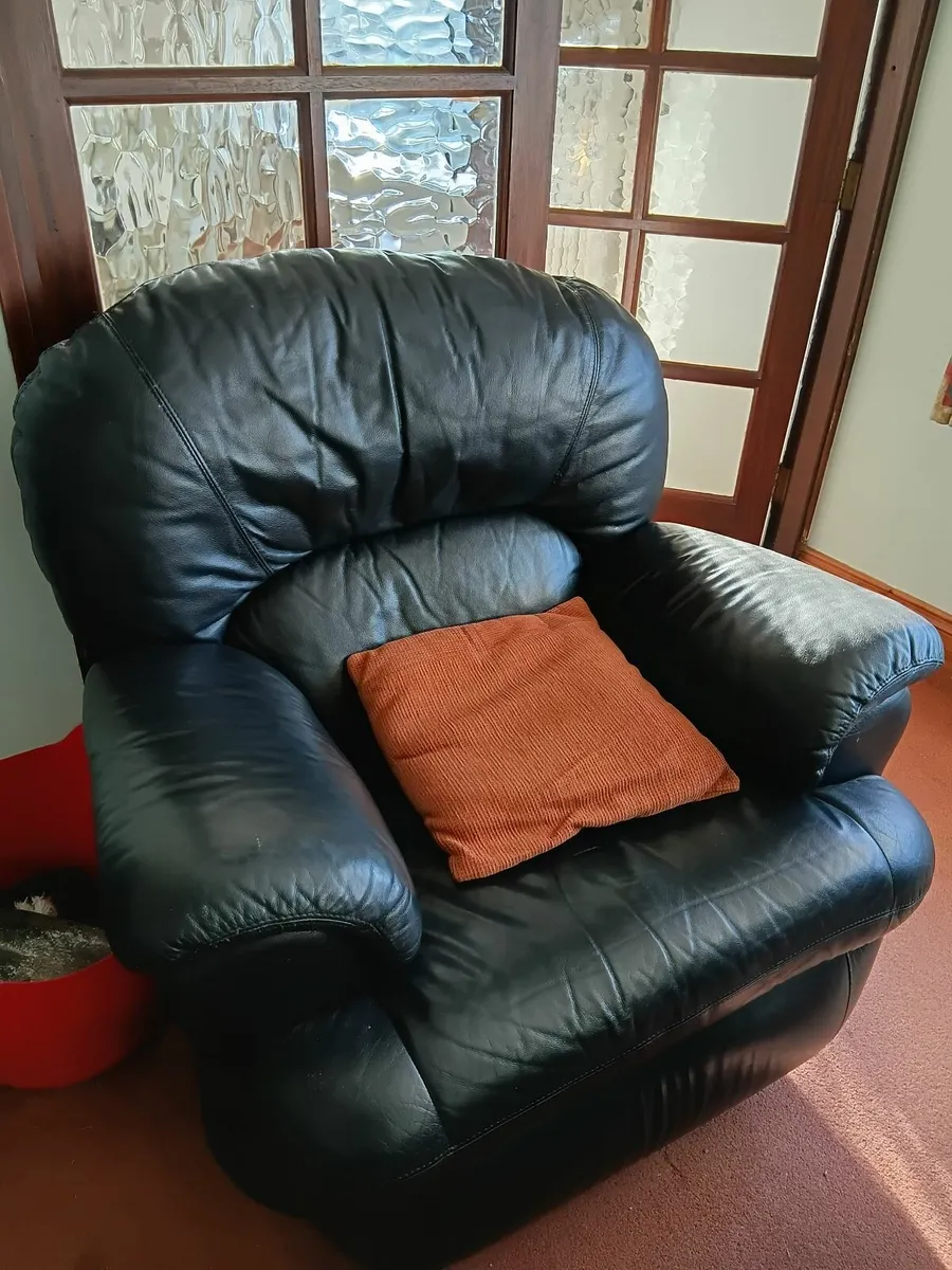 3 seater leather couch and 2 recliner armchairs. - Image 3