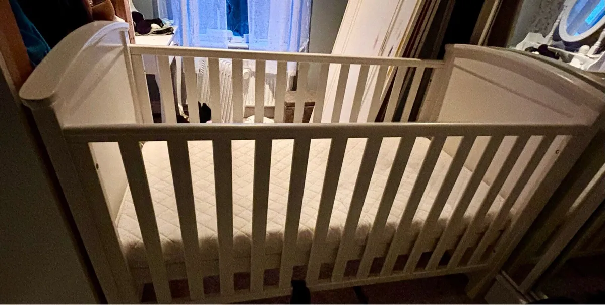 Set of silver Cross nursery furniture - Image 4