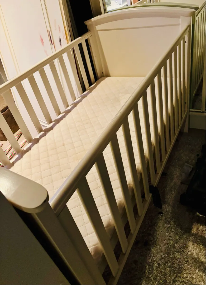 Set of silver Cross nursery furniture - Image 2