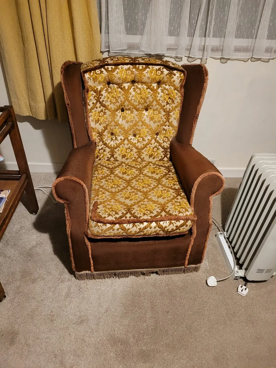 Retro 70s couch and  matching single chairs - Image 1