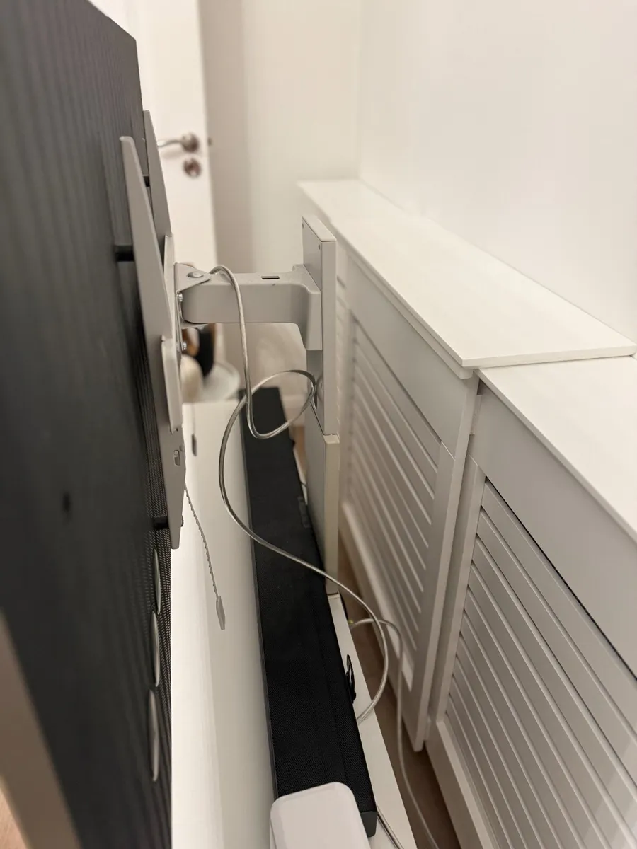 Tv unite, dressing table and wardrobe - Image 2