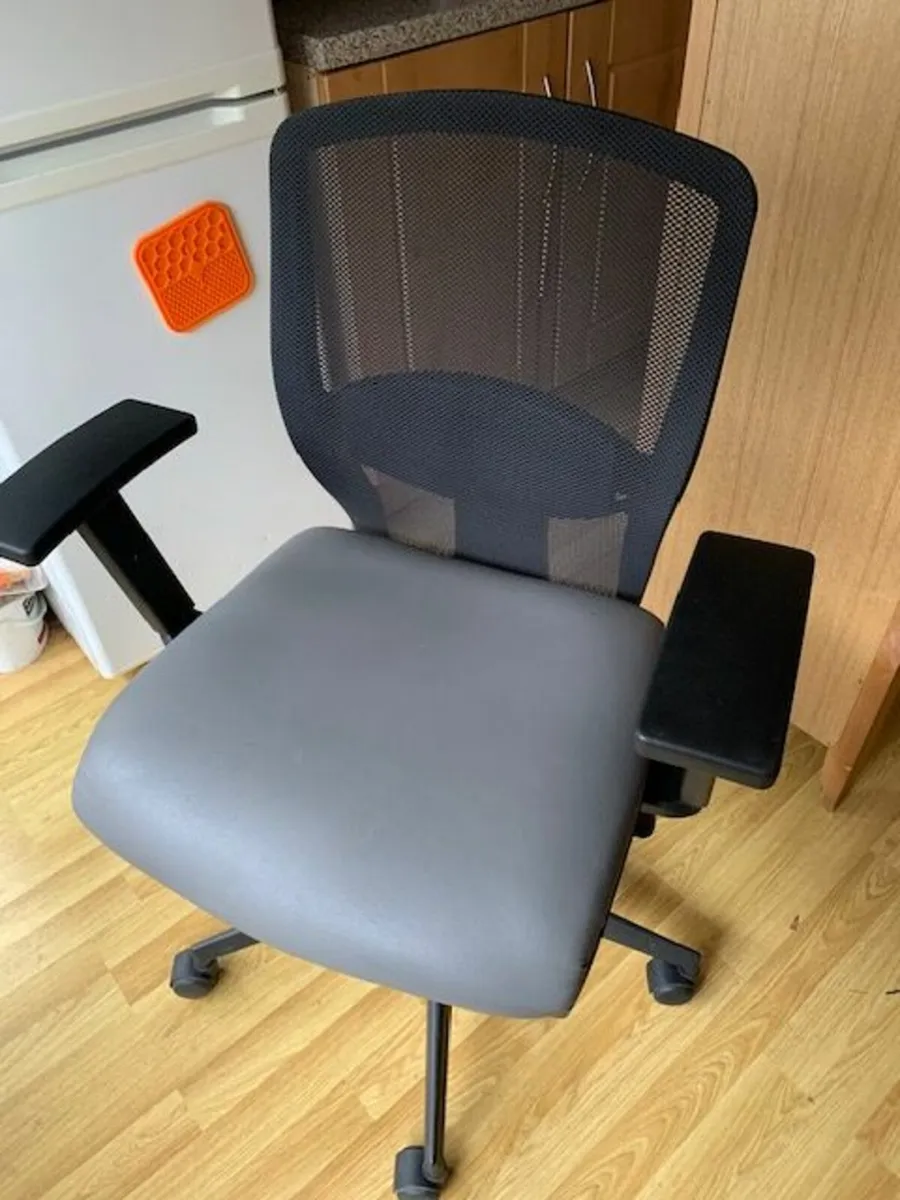 Adjustable Office chair - Image 2