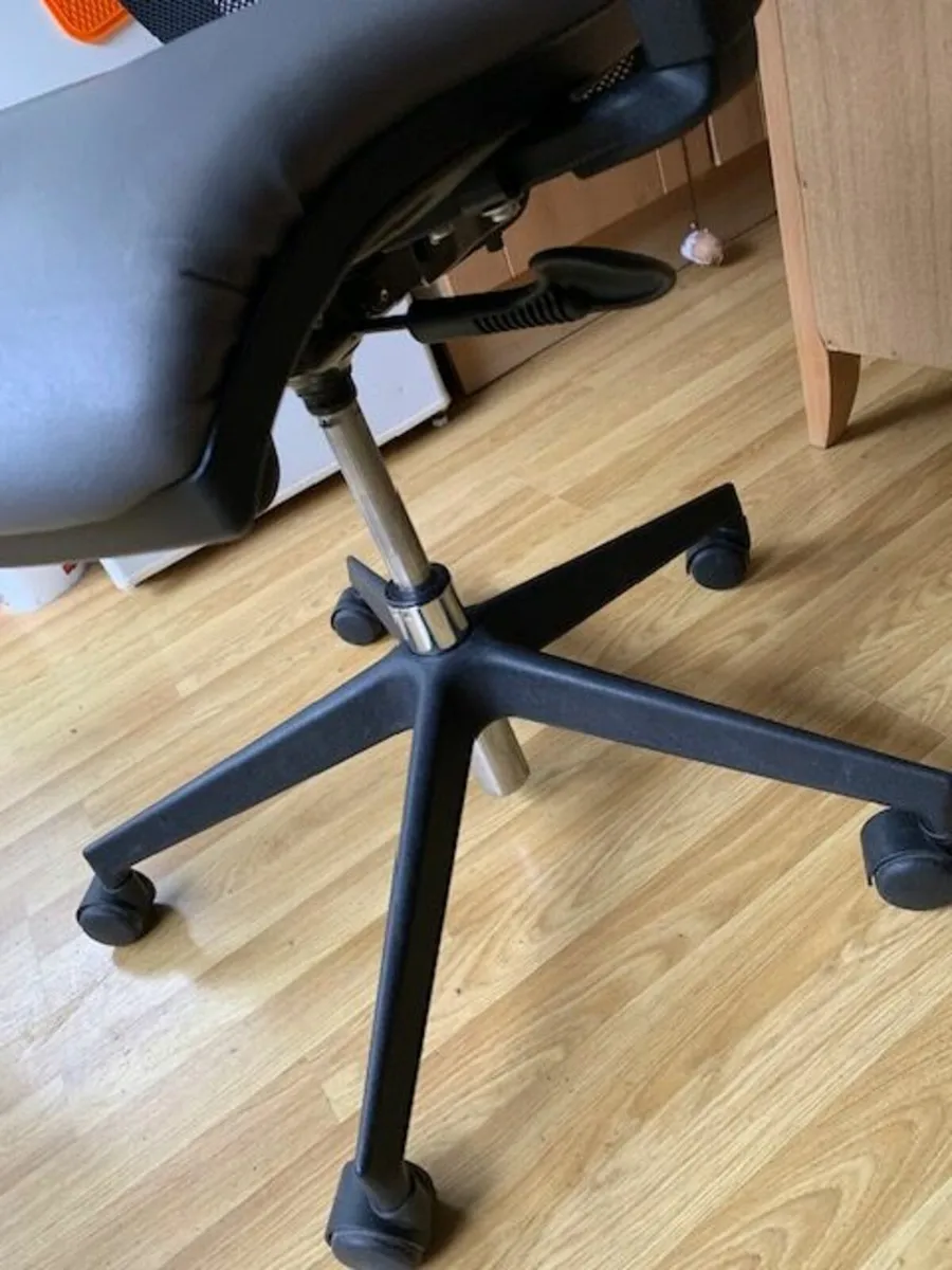 Adjustable Office chair - Image 4