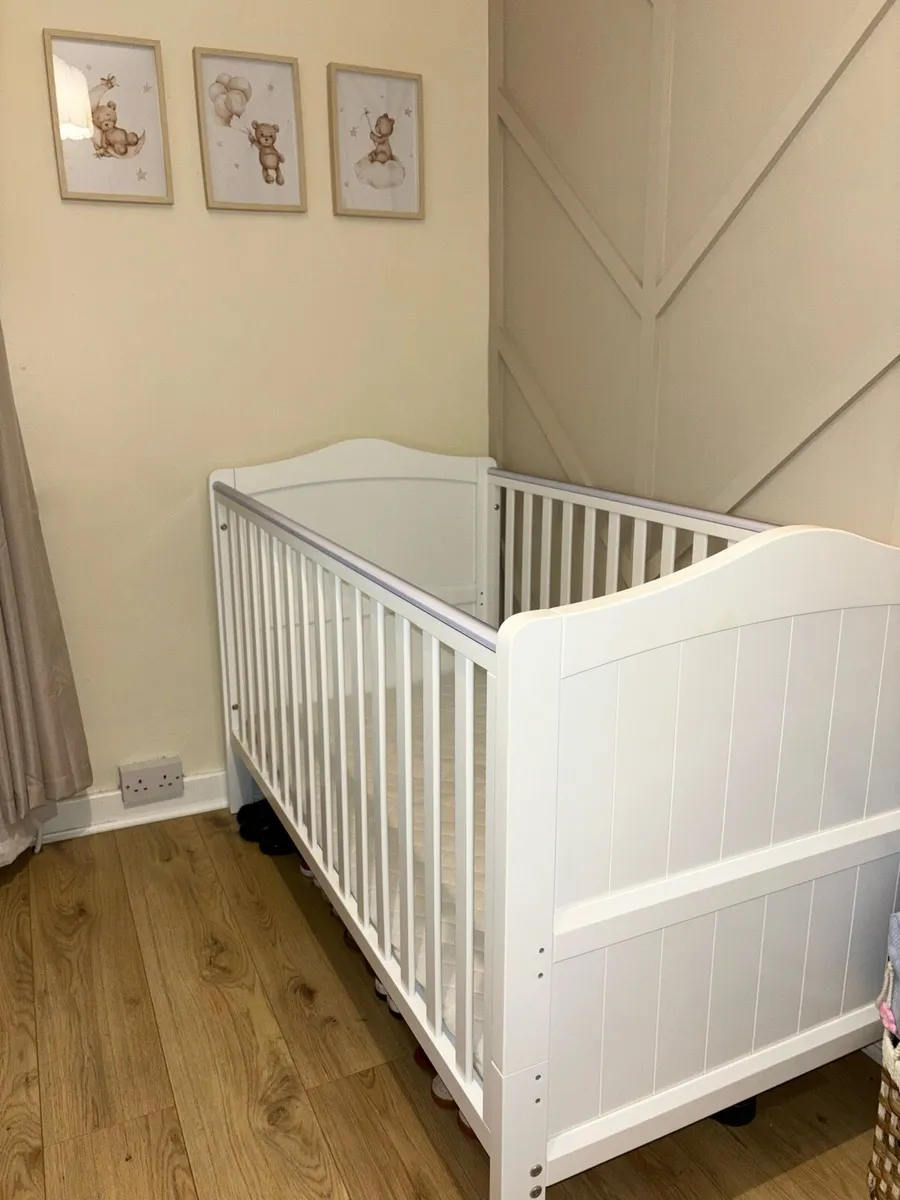 Babylo wooden 32mm cotbed & mattress - Image 1