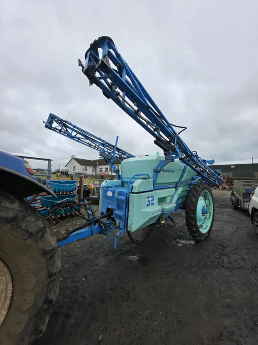 Berthoud 32 trailed sprayer - Image 1