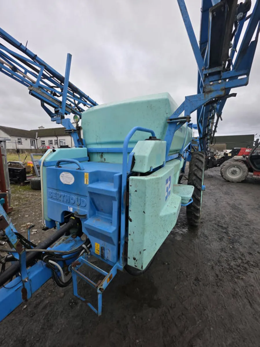 Berthoud 32 trailed sprayer - Image 2
