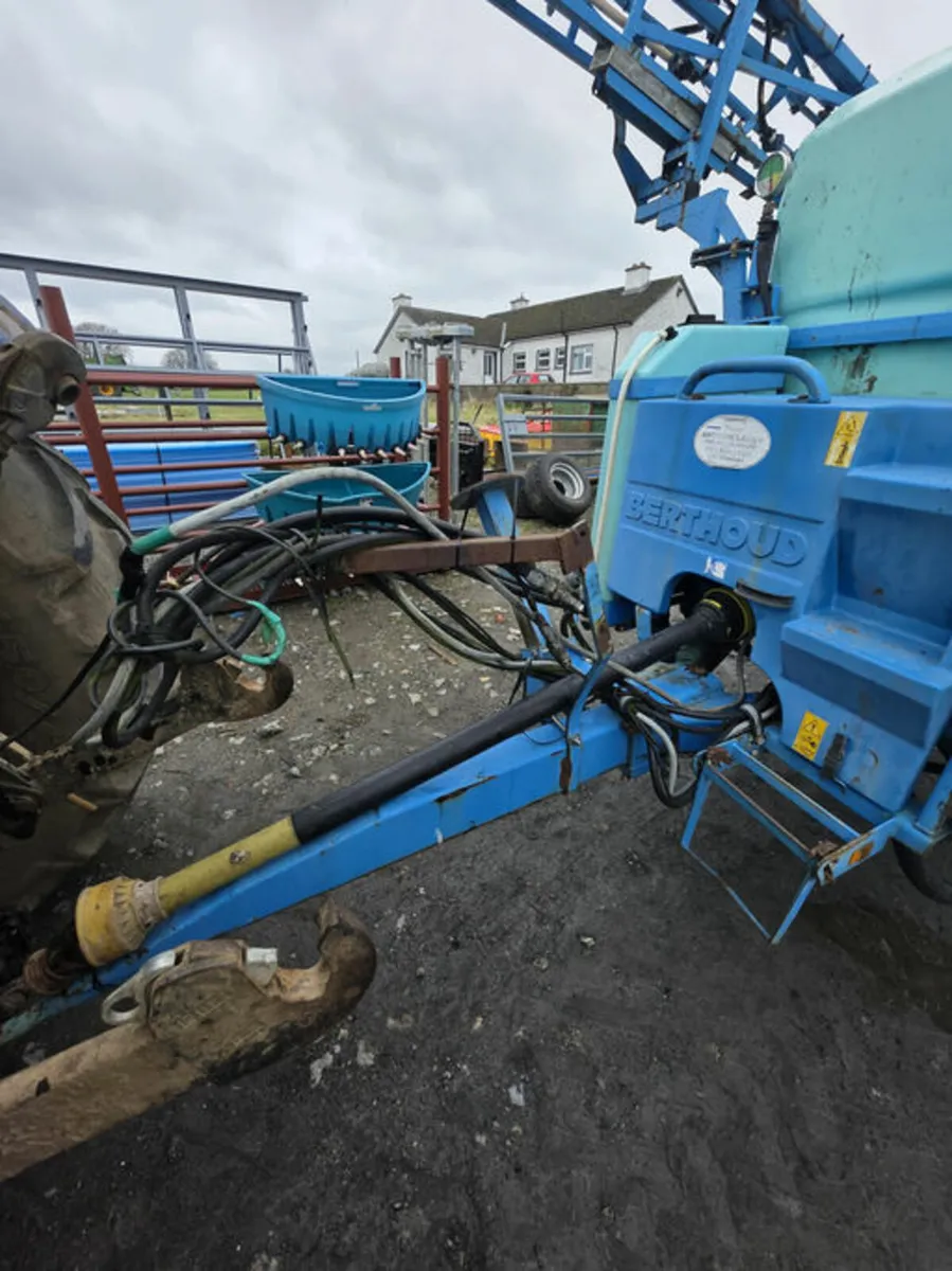 Berthoud 32 trailed sprayer - Image 3