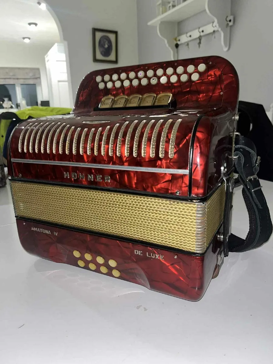 Hohner Amatona IV De Luxe Accordion - Image 3