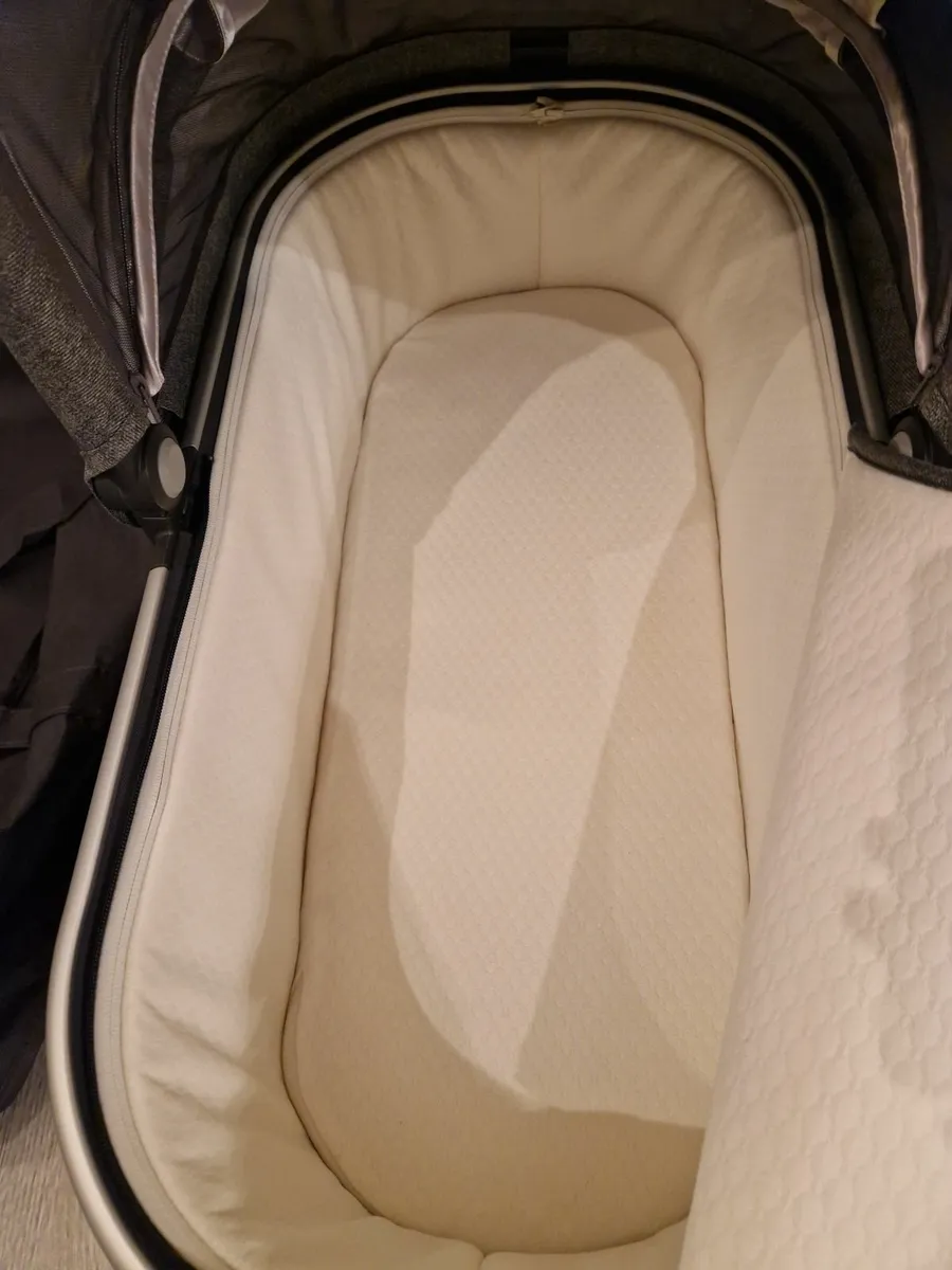 Uppa Vista V2 Stroller and Carrycot Bundle - Image 2