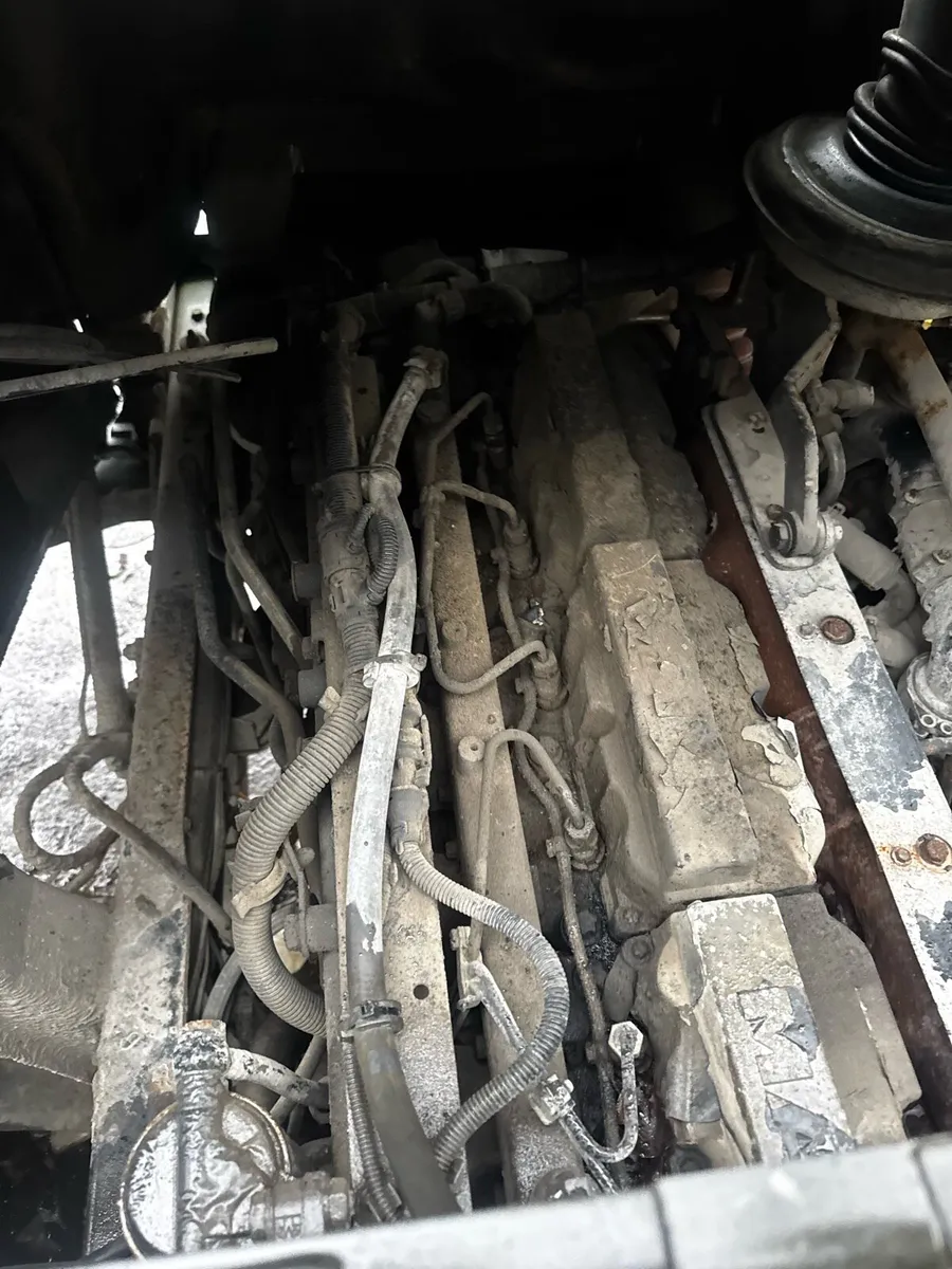 Man le220 engine and gearbox - Image 1