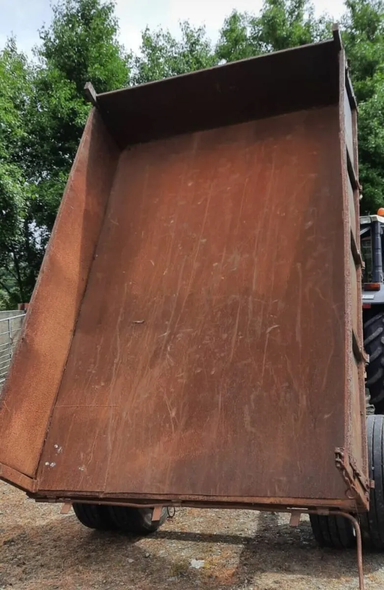 Tractor tipping trailer - Image 1