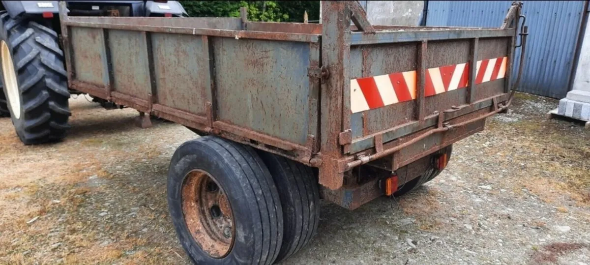 Tractor tipping trailer - Image 2