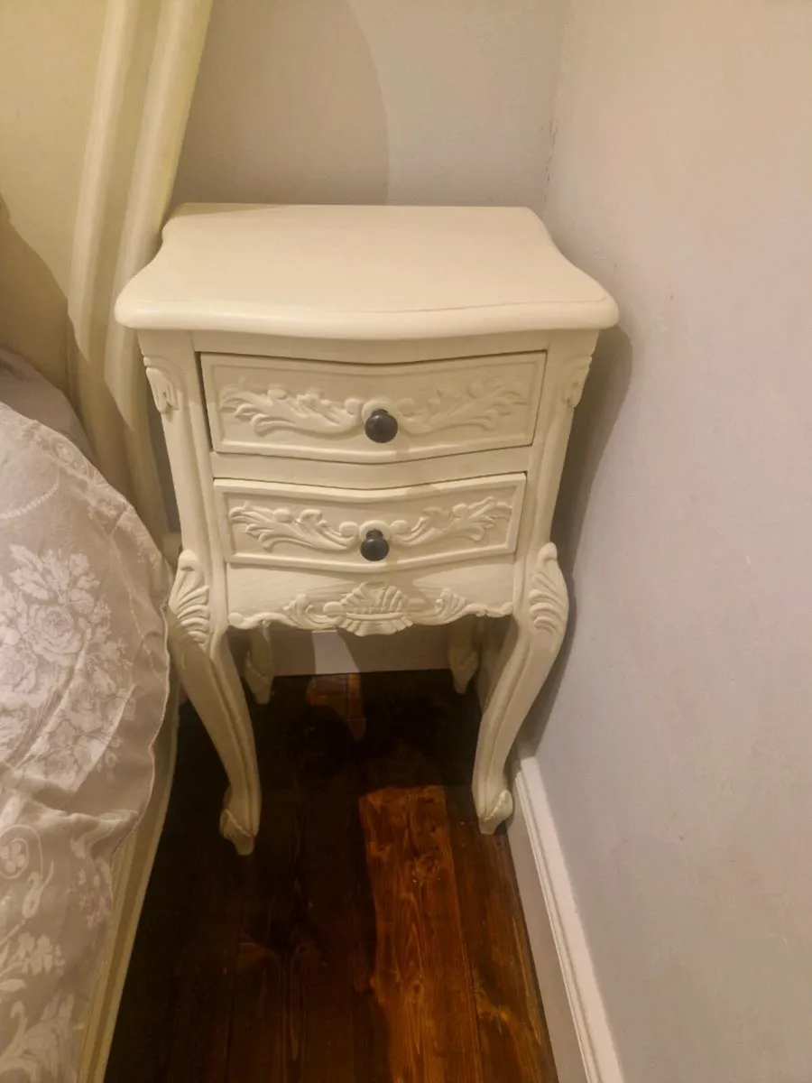 Bedroom furniture - vintage style - Image 4