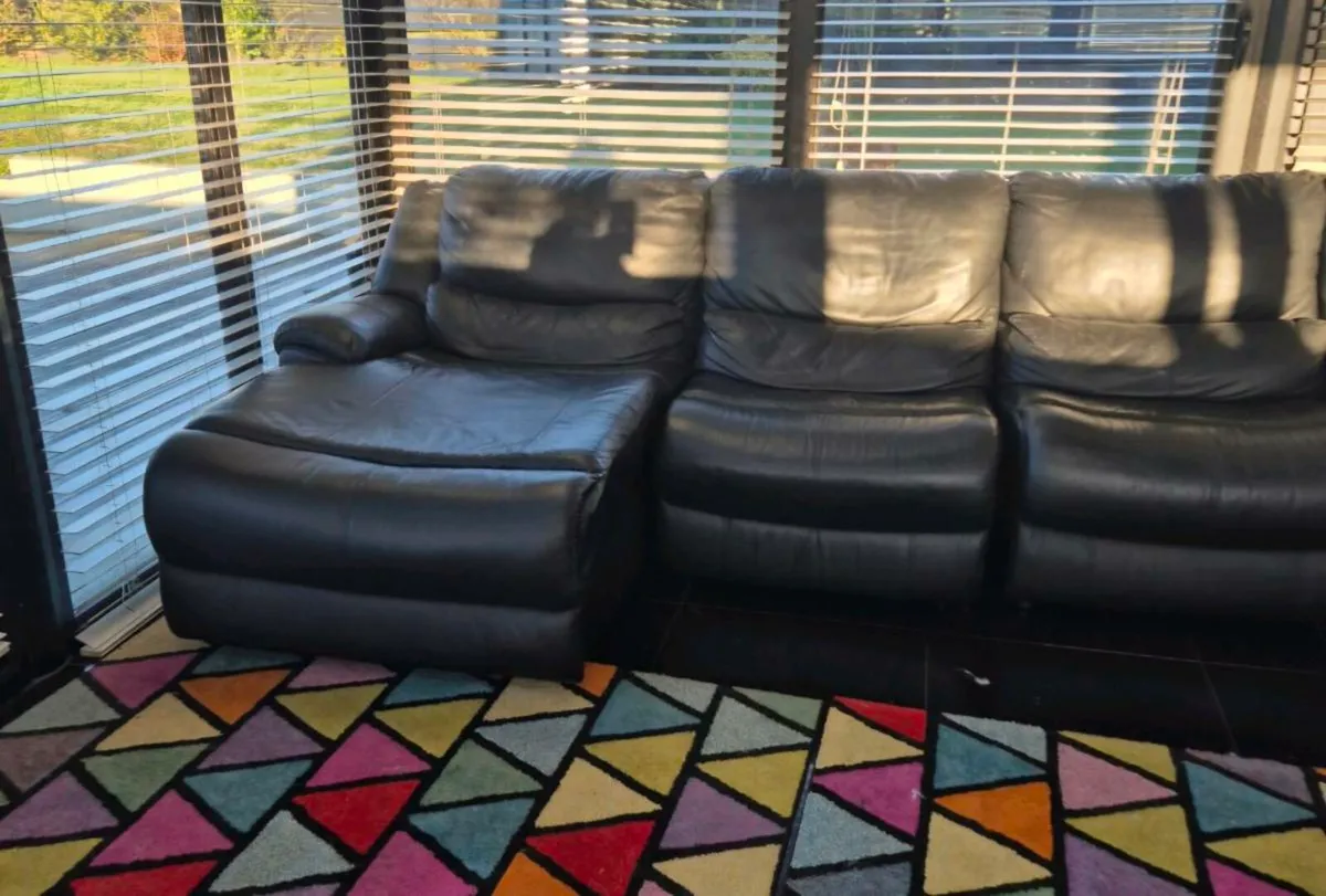 Corner couch large black leather - Image 4