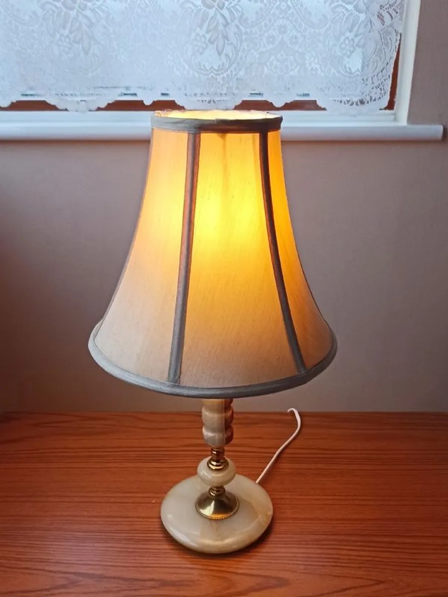 Vintage marble table lamp with brass details and light cream silk lamp shade  height 50cm - Image 1