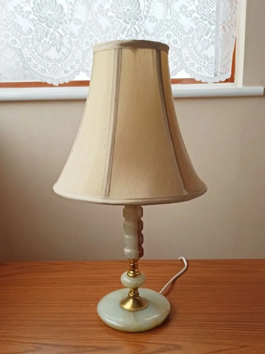 Vintage marble table lamp with brass details and light cream silk lamp shade  height 50cm - Image 2