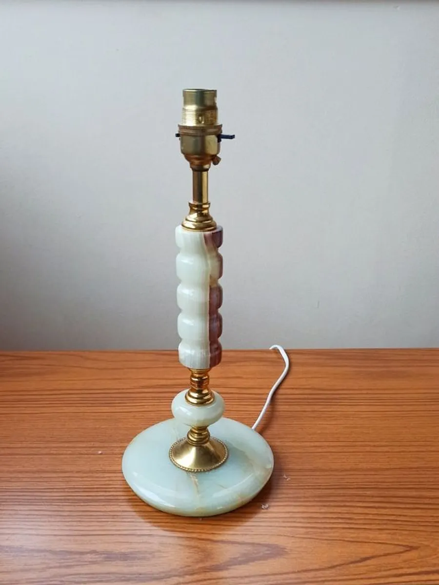 Vintage marble table lamp with brass details and light cream silk lamp shade  height 50cm - Image 3