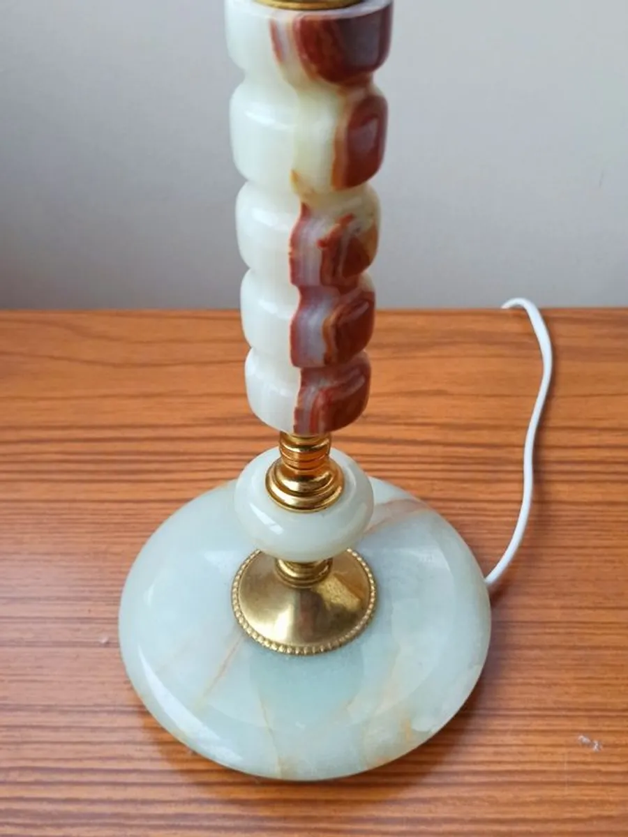 Vintage marble table lamp with brass details and light cream silk lamp shade  height 50cm - Image 4