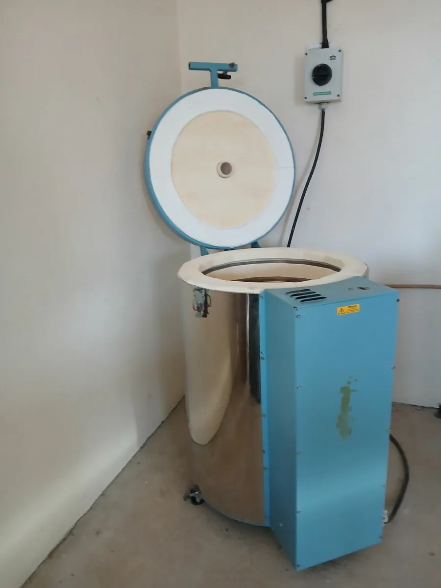 Pottery equipment - Image 1