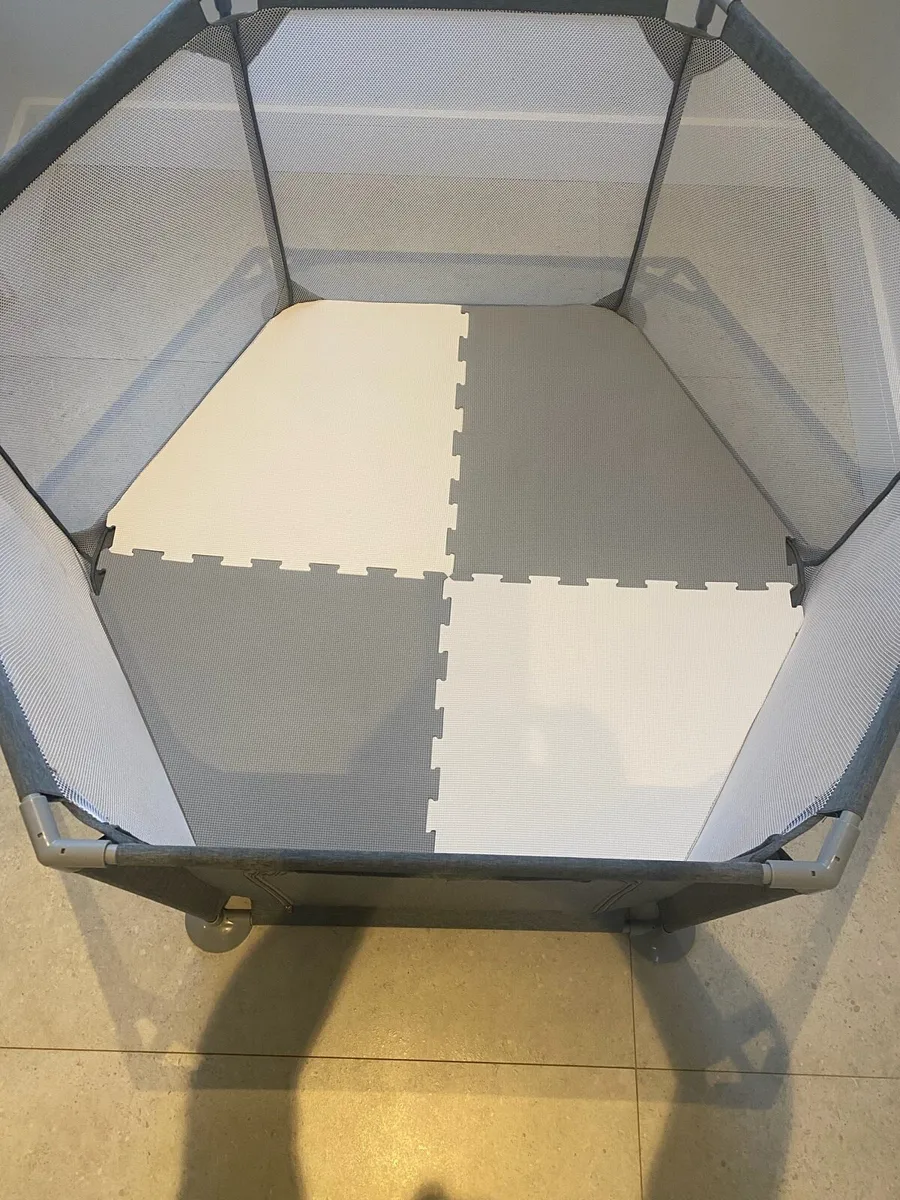 Mamia play pen - Image 3