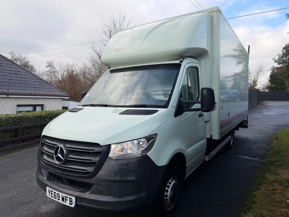 2019 Mercedes 516 CDI Auto Recovery Enclosed Truck - Image 2