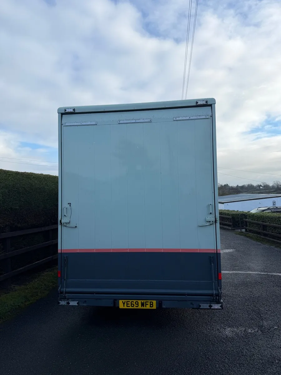 2019 Mercedes 516 CDI Auto Recovery Enclosed Truck - Image 4